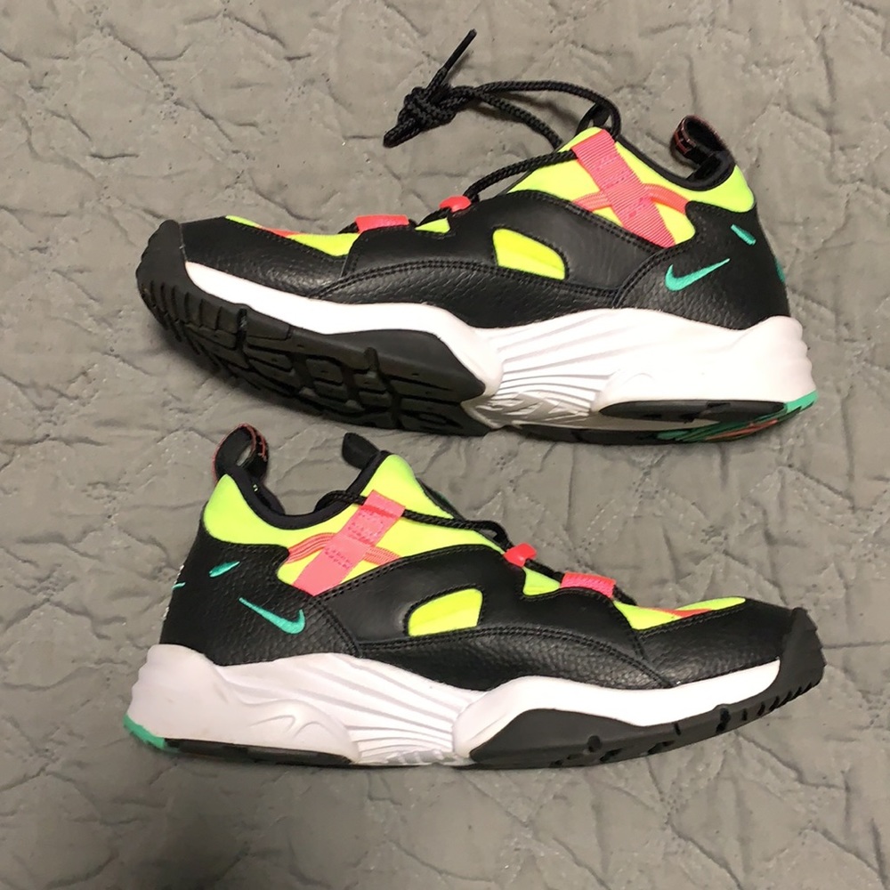 Nike - Picture 2 of 5